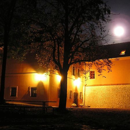 Penzion Zatisi Mikulov Exterior photo